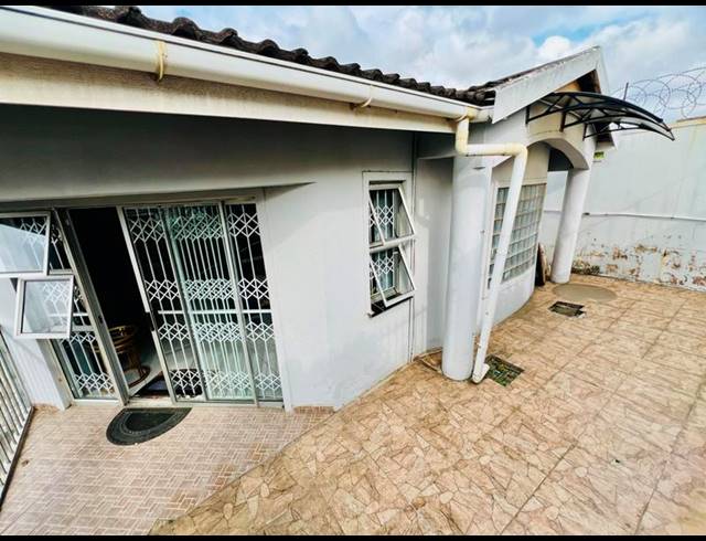 4 BEDROOM PROPERTY TO RENT IN NEWLANDS WEST